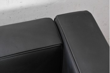 中古　美品　Cassina(カッシーナ)　ル・コルビュジエ(Le Corbusier)　LC3　GRAND CONFORT, GRAND MODELE(グランコンフォール グランモデル)　本革製　黒い張地と金属フレームの対比が際立つモダンな1人掛けソファ　定価約137万円　(R-090594)