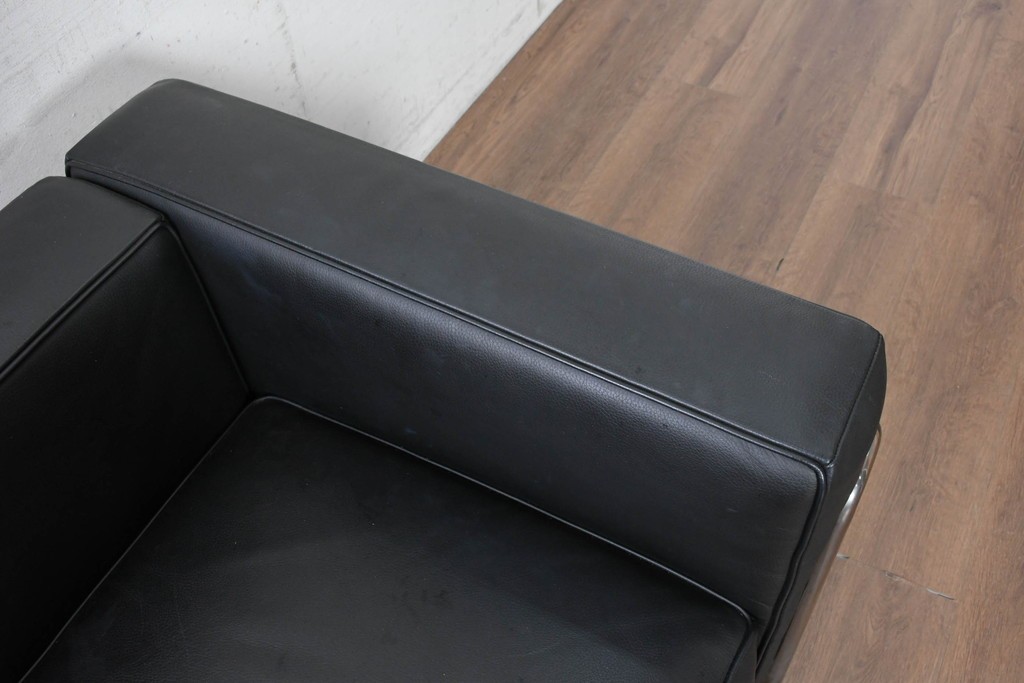 中古　美品　Cassina(カッシーナ)　ル・コルビュジエ(Le Corbusier)　LC3　GRAND CONFORT, GRAND MODELE(グランコンフォール グランモデル)　本革製　黒い張地と金属フレームの対比が際立つモダンな1人掛けソファ　定価約137万円　(R-090594)