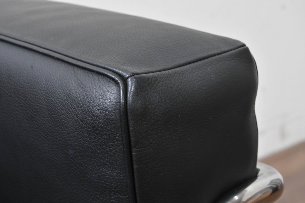 中古　美品　Cassina(カッシーナ)　ル・コルビュジエ(Le Corbusier)　LC3　GRAND CONFORT, GRAND MODELE(グランコンフォール グランモデル)　本革製　黒い張地と金属フレームの対比が際立つモダンな1人掛けソファ　定価約137万円　(R-090594)