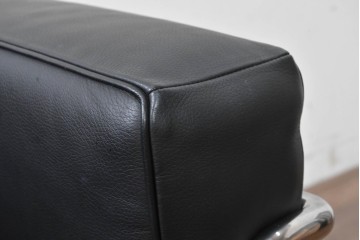 中古　美品　Cassina(カッシーナ)　ル・コルビュジエ(Le Corbusier)　LC3　GRAND CONFORT, GRAND MODELE(グランコンフォール グランモデル)　本革製　黒い張地と金属フレームの対比が際立つモダンな1人掛けソファ　定価約137万円　(R-090594)