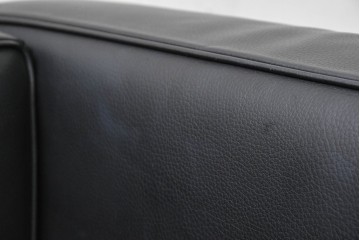 中古　美品　Cassina(カッシーナ)　ル・コルビュジエ(Le Corbusier)　LC3　GRAND CONFORT, GRAND MODELE(グランコンフォール グランモデル)　本革製　黒い張地と金属フレームの対比が際立つモダンな1人掛けソファ　定価約137万円　(R-090594)