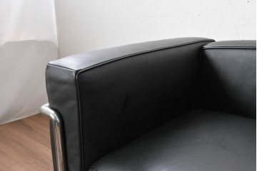 中古　美品　Cassina(カッシーナ)　ル・コルビュジエ(Le Corbusier)　LC3　GRAND CONFORT, GRAND MODELE(グランコンフォール グランモデル)　本革製　黒い張地と金属フレームの対比が際立つモダンな1人掛けソファ　定価約137万円　(R-090594)