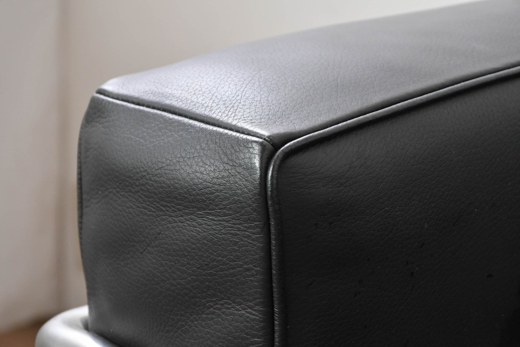 中古　美品　Cassina(カッシーナ)　ル・コルビュジエ(Le Corbusier)　LC3　GRAND CONFORT, GRAND MODELE(グランコンフォール グランモデル)　本革製　黒い張地と金属フレームの対比が際立つモダンな1人掛けソファ　定価約137万円　(R-090594)