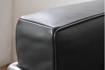 中古　美品　Cassina(カッシーナ)　ル・コルビュジエ(Le Corbusier)　LC3　GRAND CONFORT, GRAND MODELE(グランコンフォール グランモデル)　本革製　黒い張地と金属フレームの対比が際立つモダンな1人掛けソファ　定価約137万円　(R-090594)