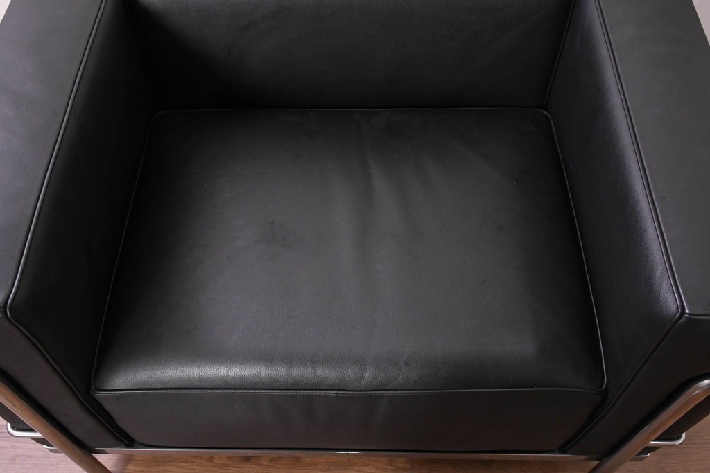中古　美品　Cassina(カッシーナ)　ル・コルビュジエ(Le Corbusier)　LC3　GRAND CONFORT, GRAND MODELE(グランコンフォール グランモデル)　本革製　黒い張地と金属フレームの対比が際立つモダンな1人掛けソファ　定価約137万円　(R-090594)
