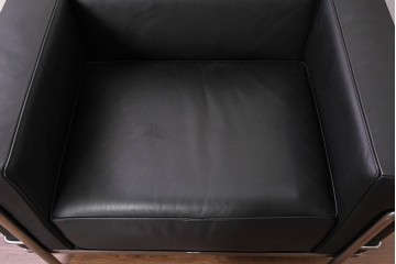 中古　美品　Cassina(カッシーナ)　ル・コルビュジエ(Le Corbusier)　LC3　GRAND CONFORT, GRAND MODELE(グランコンフォール グランモデル)　本革製　黒い張地と金属フレームの対比が際立つモダンな1人掛けソファ　定価約137万円　(R-090594)