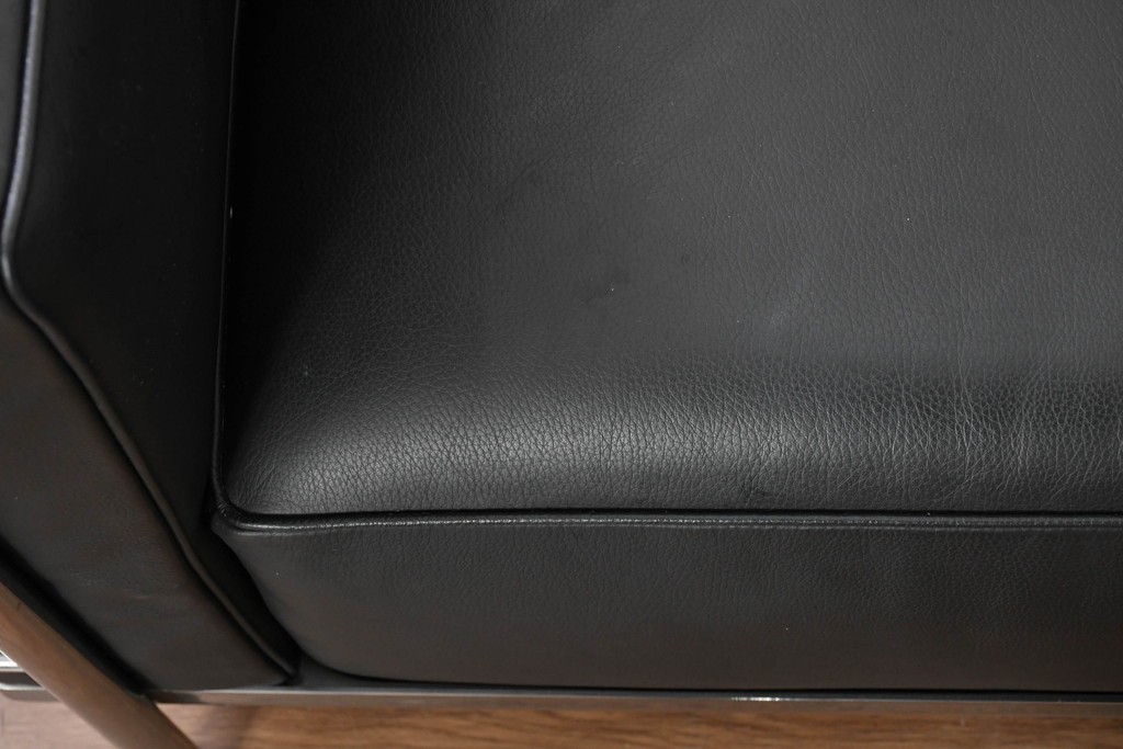 中古　美品　Cassina(カッシーナ)　ル・コルビュジエ(Le Corbusier)　LC3　GRAND CONFORT, GRAND MODELE(グランコンフォール グランモデル)　本革製　黒い張地と金属フレームの対比が際立つモダンな1人掛けソファ　定価約137万円　(R-090594)