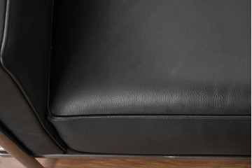 中古　美品　Cassina(カッシーナ)　ル・コルビュジエ(Le Corbusier)　LC3　GRAND CONFORT, GRAND MODELE(グランコンフォール グランモデル)　本革製　黒い張地と金属フレームの対比が際立つモダンな1人掛けソファ　定価約137万円　(R-090594)