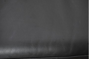中古　美品　Cassina(カッシーナ)　ル・コルビュジエ(Le Corbusier)　LC3　GRAND CONFORT, GRAND MODELE(グランコンフォール グランモデル)　本革製　黒い張地と金属フレームの対比が際立つモダンな1人掛けソファ　定価約137万円　(R-090594)