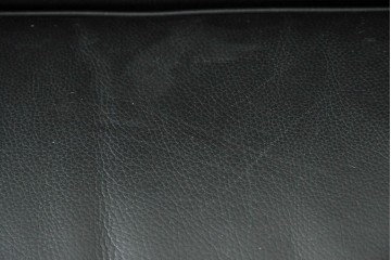 中古　美品　Cassina(カッシーナ)　ル・コルビュジエ(Le Corbusier)　LC3　GRAND CONFORT, GRAND MODELE(グランコンフォール グランモデル)　本革製　黒い張地と金属フレームの対比が際立つモダンな1人掛けソファ　定価約137万円　(R-090594)