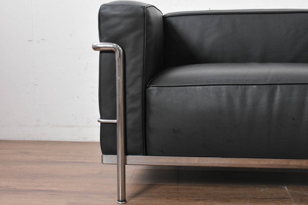 中古　美品　Cassina(カッシーナ)　ル・コルビュジエ(Le Corbusier)　LC3　GRAND CONFORT, GRAND MODELE(グランコンフォール グランモデル)　本革製　黒い張地と金属フレームの対比が際立つモダンな1人掛けソファ　定価約137万円　(R-090594)