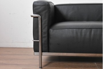 中古　美品　Cassina(カッシーナ)　ル・コルビュジエ(Le Corbusier)　LC3　GRAND CONFORT, GRAND MODELE(グランコンフォール グランモデル)　本革製　黒い張地と金属フレームの対比が際立つモダンな1人掛けソファ　定価約137万円　(R-090594)