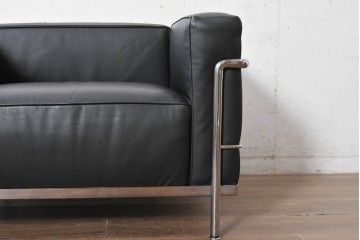 中古　美品　Cassina(カッシーナ)　ル・コルビュジエ(Le Corbusier)　LC3　GRAND CONFORT, GRAND MODELE(グランコンフォール グランモデル)　本革製　黒い張地と金属フレームの対比が際立つモダンな1人掛けソファ　定価約137万円　(R-090594)