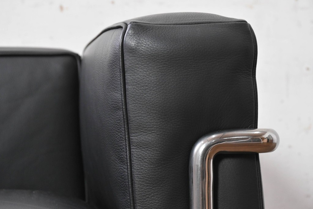 中古　美品　Cassina(カッシーナ)　ル・コルビュジエ(Le Corbusier)　LC3　GRAND CONFORT, GRAND MODELE(グランコンフォール グランモデル)　本革製　黒い張地と金属フレームの対比が際立つモダンな1人掛けソファ　定価約137万円　(R-090594)