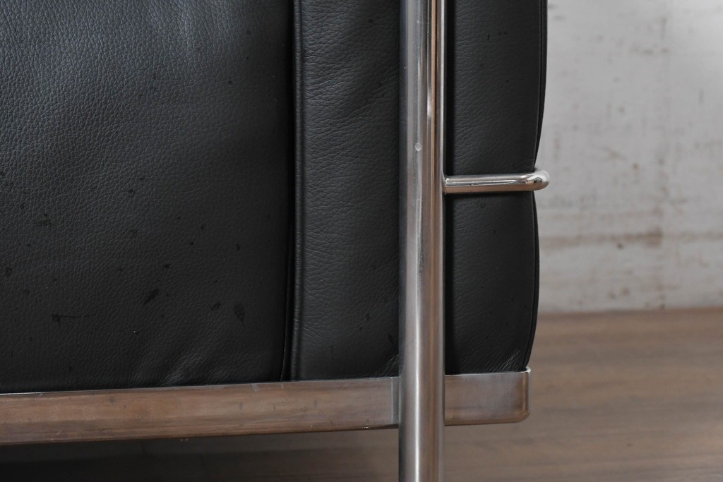 中古　美品　Cassina(カッシーナ)　ル・コルビュジエ(Le Corbusier)　LC3　GRAND CONFORT, GRAND MODELE(グランコンフォール グランモデル)　本革製　黒い張地と金属フレームの対比が際立つモダンな1人掛けソファ　定価約137万円　(R-090594)