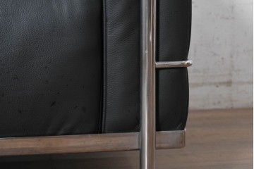 中古　美品　Cassina(カッシーナ)　ル・コルビュジエ(Le Corbusier)　LC3　GRAND CONFORT, GRAND MODELE(グランコンフォール グランモデル)　本革製　黒い張地と金属フレームの対比が際立つモダンな1人掛けソファ　定価約137万円　(R-090594)