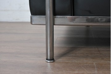 中古　美品　Cassina(カッシーナ)　ル・コルビュジエ(Le Corbusier)　LC3　GRAND CONFORT, GRAND MODELE(グランコンフォール グランモデル)　本革製　黒い張地と金属フレームの対比が際立つモダンな1人掛けソファ　定価約137万円　(R-090594)