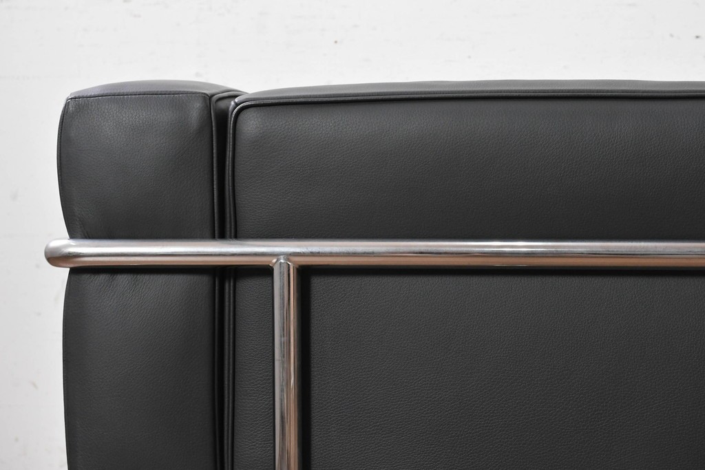 中古　美品　Cassina(カッシーナ)　ル・コルビュジエ(Le Corbusier)　LC3　GRAND CONFORT, GRAND MODELE(グランコンフォール グランモデル)　本革製　黒い張地と金属フレームの対比が際立つモダンな1人掛けソファ　定価約137万円　(R-090594)