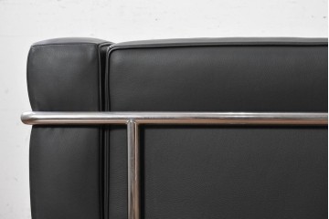 中古　美品　Cassina(カッシーナ)　ル・コルビュジエ(Le Corbusier)　LC3　GRAND CONFORT, GRAND MODELE(グランコンフォール グランモデル)　本革製　黒い張地と金属フレームの対比が際立つモダンな1人掛けソファ　定価約137万円　(R-090594)
