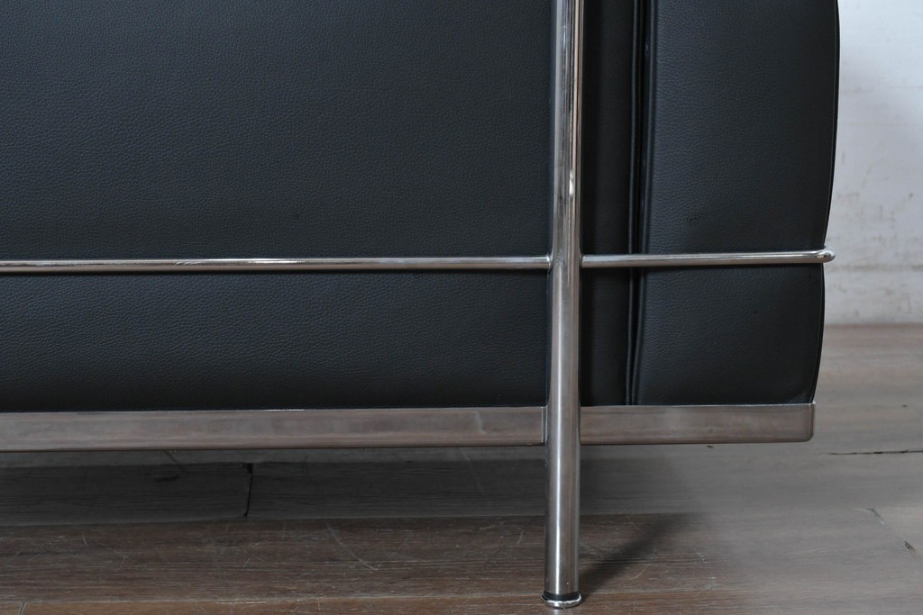中古　美品　Cassina(カッシーナ)　ル・コルビュジエ(Le Corbusier)　LC3　GRAND CONFORT, GRAND MODELE(グランコンフォール グランモデル)　本革製　黒い張地と金属フレームの対比が際立つモダンな1人掛けソファ　定価約137万円　(R-090594)