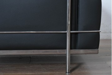 中古　美品　Cassina(カッシーナ)　ル・コルビュジエ(Le Corbusier)　LC3　GRAND CONFORT, GRAND MODELE(グランコンフォール グランモデル)　本革製　黒い張地と金属フレームの対比が際立つモダンな1人掛けソファ　定価約137万円　(R-090594)
