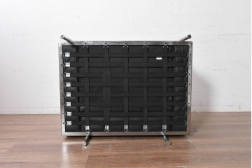 中古　美品　Cassina(カッシーナ)　ル・コルビュジエ(Le Corbusier)　LC3　GRAND CONFORT, GRAND MODELE(グランコンフォール グランモデル)　本革製　黒い張地と金属フレームの対比が際立つモダンな1人掛けソファ　定価約137万円　(R-090594)