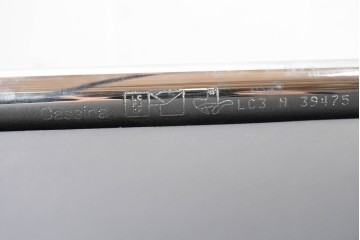 中古　美品　Cassina(カッシーナ)　ル・コルビュジエ(Le Corbusier)　LC3　GRAND CONFORT, GRAND MODELE(グランコンフォール グランモデル)　本革製　黒い張地と金属フレームの対比が際立つモダンな1人掛けソファ　定価約137万円　(R-090594)