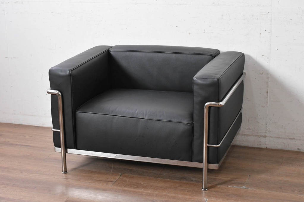 中古　美品　Cassina(カッシーナ)　ル・コルビュジエ(Le Corbusier)　LC3　GRAND CONFORT, GRAND MODELE(グランコンフォール グランモデル)　本革製　黒い張地と金属フレームの対比が際立つモダンな1人掛けソファ　定価約137万円　(R-090595)