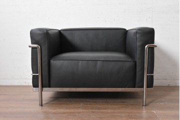 中古　美品　Cassina(カッシーナ)　ル・コルビュジエ(Le Corbusier)　LC3　GRAND CONFORT, GRAND MODELE(グランコンフォール グランモデル)　本革製　黒い張地と金属フレームの対比が際立つモダンな1人掛けソファ　定価約137万円　(R-090595)