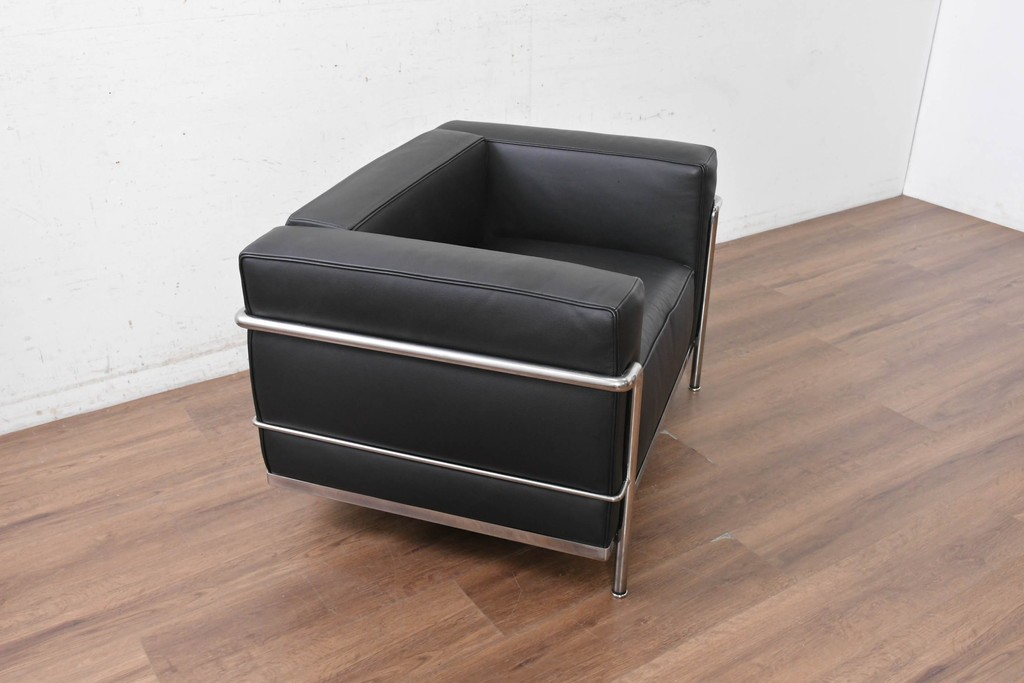 中古　美品　Cassina(カッシーナ)　ル・コルビュジエ(Le Corbusier)　LC3　GRAND CONFORT, GRAND MODELE(グランコンフォール グランモデル)　本革製　黒い張地と金属フレームの対比が際立つモダンな1人掛けソファ　定価約137万円　(R-090595)