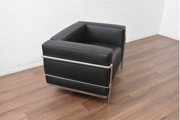 中古　美品　Cassina(カッシーナ)　ル・コルビュジエ(Le Corbusier)　LC3　GRAND CONFORT, GRAND MODELE(グランコンフォール グランモデル)　本革製　黒い張地と金属フレームの対比が際立つモダンな1人掛けソファ　定価約137万円　(R-090595)