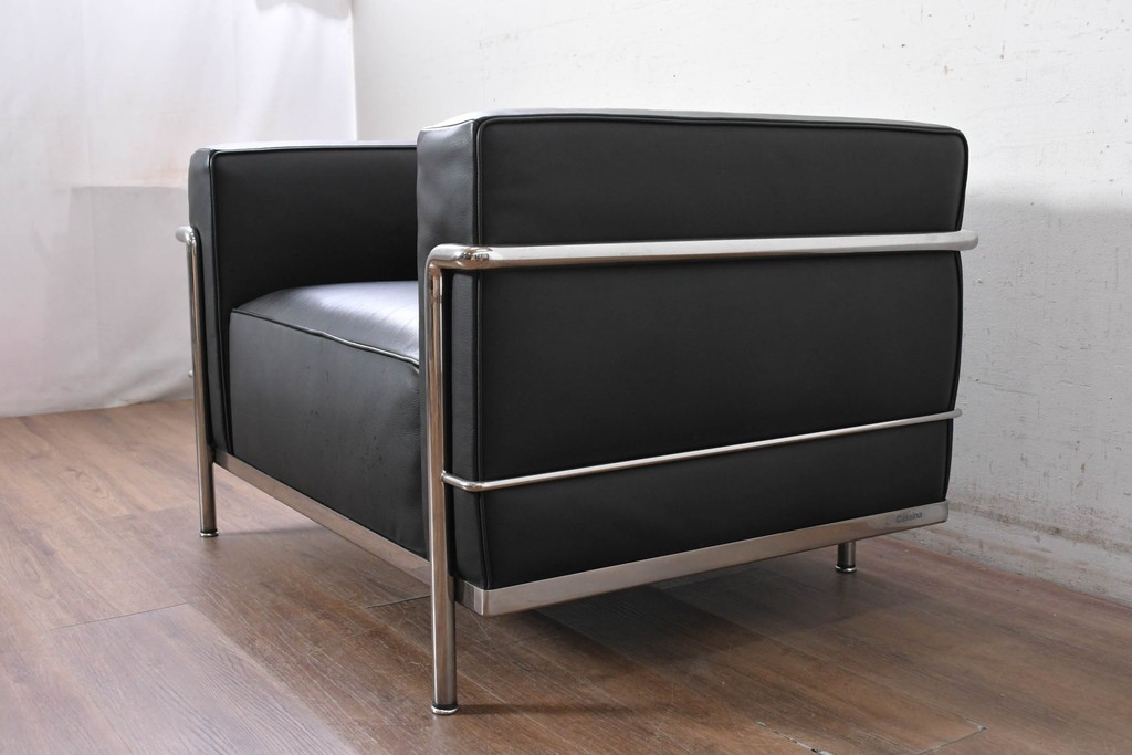 中古　美品　Cassina(カッシーナ)　ル・コルビュジエ(Le Corbusier)　LC3　GRAND CONFORT, GRAND MODELE(グランコンフォール グランモデル)　本革製　黒い張地と金属フレームの対比が際立つモダンな1人掛けソファ　定価約137万円　(R-090595)