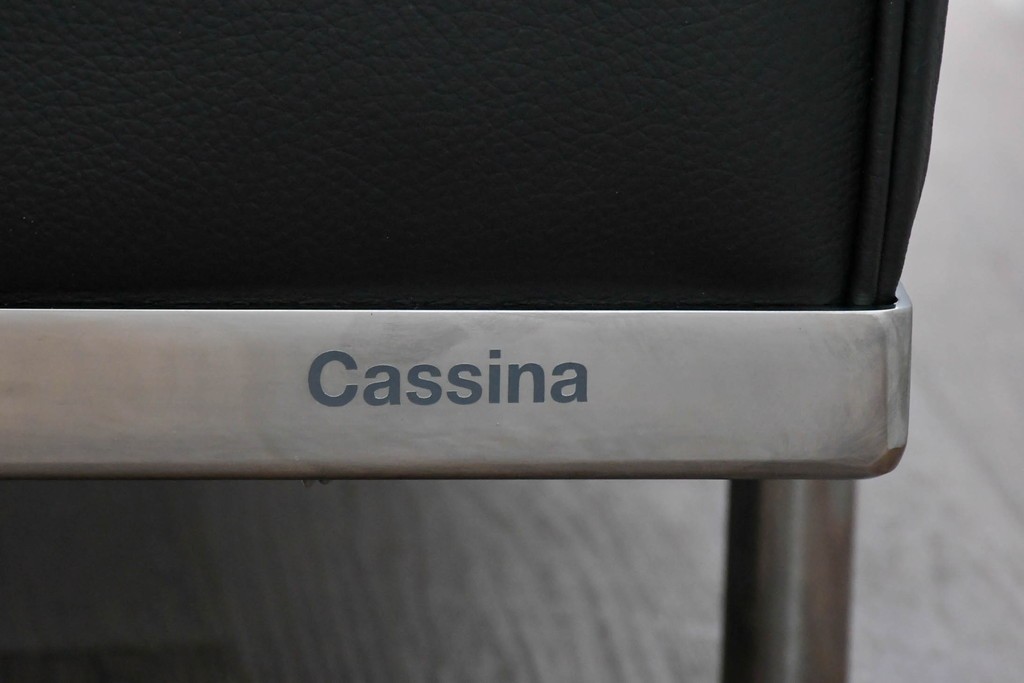 中古　美品　Cassina(カッシーナ)　ル・コルビュジエ(Le Corbusier)　LC3　GRAND CONFORT, GRAND MODELE(グランコンフォール グランモデル)　本革製　黒い張地と金属フレームの対比が際立つモダンな1人掛けソファ　定価約137万円　(R-090595)