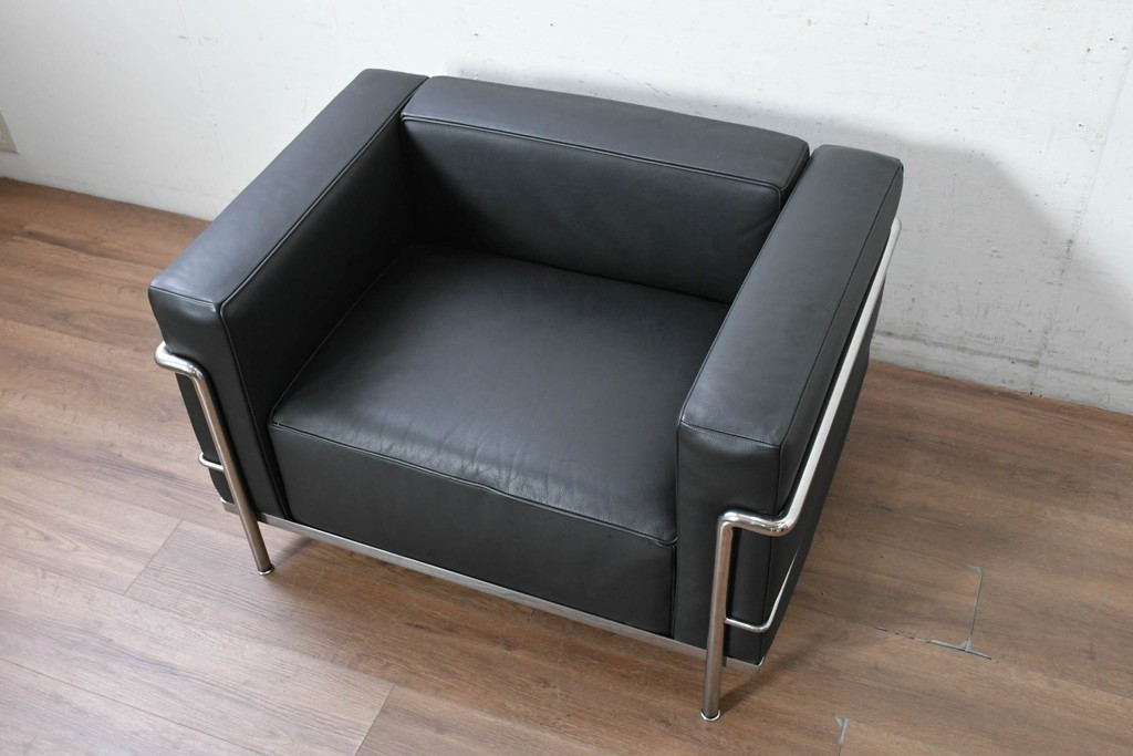 中古　美品　Cassina(カッシーナ)　ル・コルビュジエ(Le Corbusier)　LC3　GRAND CONFORT, GRAND MODELE(グランコンフォール グランモデル)　本革製　黒い張地と金属フレームの対比が際立つモダンな1人掛けソファ　定価約137万円　(R-090595)