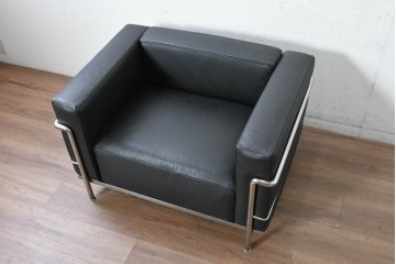 中古　美品　Cassina(カッシーナ)　ル・コルビュジエ(Le Corbusier)　LC3　GRAND CONFORT, GRAND MODELE(グランコンフォール グランモデル)　本革製　黒い張地と金属フレームの対比が際立つモダンな1人掛けソファ　定価約137万円　(R-090595)