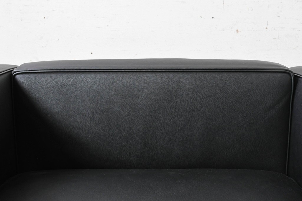 中古　美品　Cassina(カッシーナ)　ル・コルビュジエ(Le Corbusier)　LC3　GRAND CONFORT, GRAND MODELE(グランコンフォール グランモデル)　本革製　黒い張地と金属フレームの対比が際立つモダンな1人掛けソファ　定価約137万円　(R-090595)