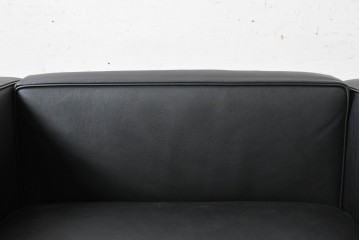 中古　美品　Cassina(カッシーナ)　ル・コルビュジエ(Le Corbusier)　LC3　GRAND CONFORT, GRAND MODELE(グランコンフォール グランモデル)　本革製　黒い張地と金属フレームの対比が際立つモダンな1人掛けソファ　定価約137万円　(R-090595)