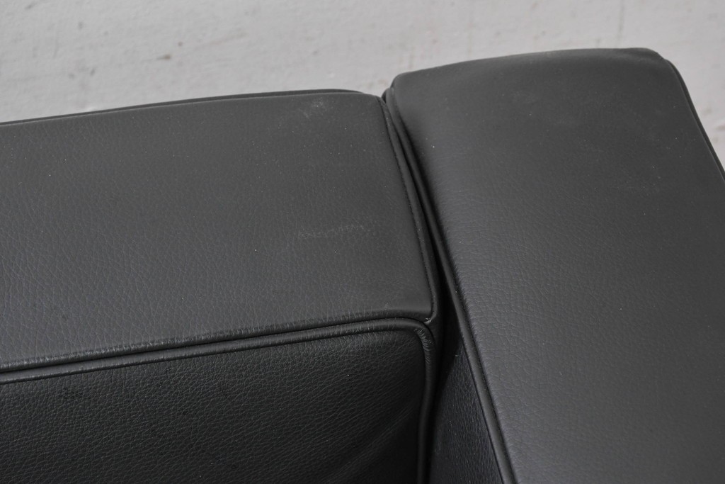 中古　美品　Cassina(カッシーナ)　ル・コルビュジエ(Le Corbusier)　LC3　GRAND CONFORT, GRAND MODELE(グランコンフォール グランモデル)　本革製　黒い張地と金属フレームの対比が際立つモダンな1人掛けソファ　定価約137万円　(R-090595)