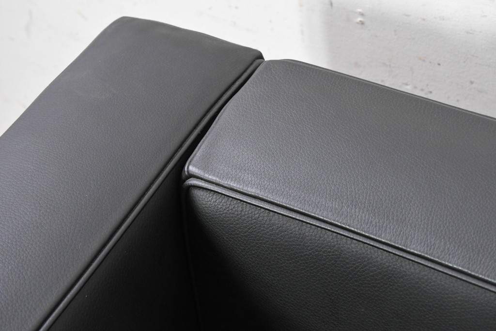 中古　美品　Cassina(カッシーナ)　ル・コルビュジエ(Le Corbusier)　LC3　GRAND CONFORT, GRAND MODELE(グランコンフォール グランモデル)　本革製　黒い張地と金属フレームの対比が際立つモダンな1人掛けソファ　定価約137万円　(R-090595)