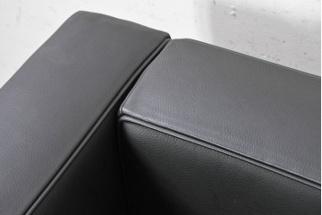 中古　美品　Cassina(カッシーナ)　ル・コルビュジエ(Le Corbusier)　LC3　GRAND CONFORT, GRAND MODELE(グランコンフォール グランモデル)　本革製　黒い張地と金属フレームの対比が際立つモダンな1人掛けソファ　定価約137万円　(R-090595)