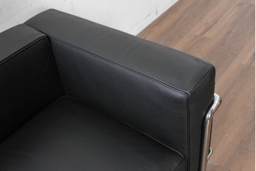 中古　美品　Cassina(カッシーナ)　ル・コルビュジエ(Le Corbusier)　LC3　GRAND CONFORT, GRAND MODELE(グランコンフォール グランモデル)　本革製　黒い張地と金属フレームの対比が際立つモダンな1人掛けソファ　定価約137万円　(R-090595)