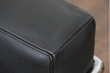 中古　美品　Cassina(カッシーナ)　ル・コルビュジエ(Le Corbusier)　LC3　GRAND CONFORT, GRAND MODELE(グランコンフォール グランモデル)　本革製　黒い張地と金属フレームの対比が際立つモダンな1人掛けソファ　定価約137万円　(R-090595)