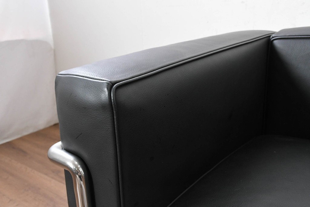 中古　美品　Cassina(カッシーナ)　ル・コルビュジエ(Le Corbusier)　LC3　GRAND CONFORT, GRAND MODELE(グランコンフォール グランモデル)　本革製　黒い張地と金属フレームの対比が際立つモダンな1人掛けソファ　定価約137万円　(R-090595)