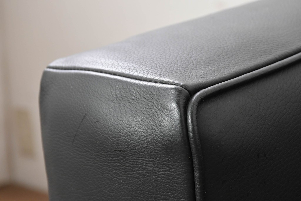中古　美品　Cassina(カッシーナ)　ル・コルビュジエ(Le Corbusier)　LC3　GRAND CONFORT, GRAND MODELE(グランコンフォール グランモデル)　本革製　黒い張地と金属フレームの対比が際立つモダンな1人掛けソファ　定価約137万円　(R-090595)