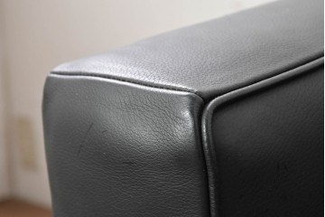 中古　美品　Cassina(カッシーナ)　ル・コルビュジエ(Le Corbusier)　LC3　GRAND CONFORT, GRAND MODELE(グランコンフォール グランモデル)　本革製　黒い張地と金属フレームの対比が際立つモダンな1人掛けソファ　定価約137万円　(R-090595)