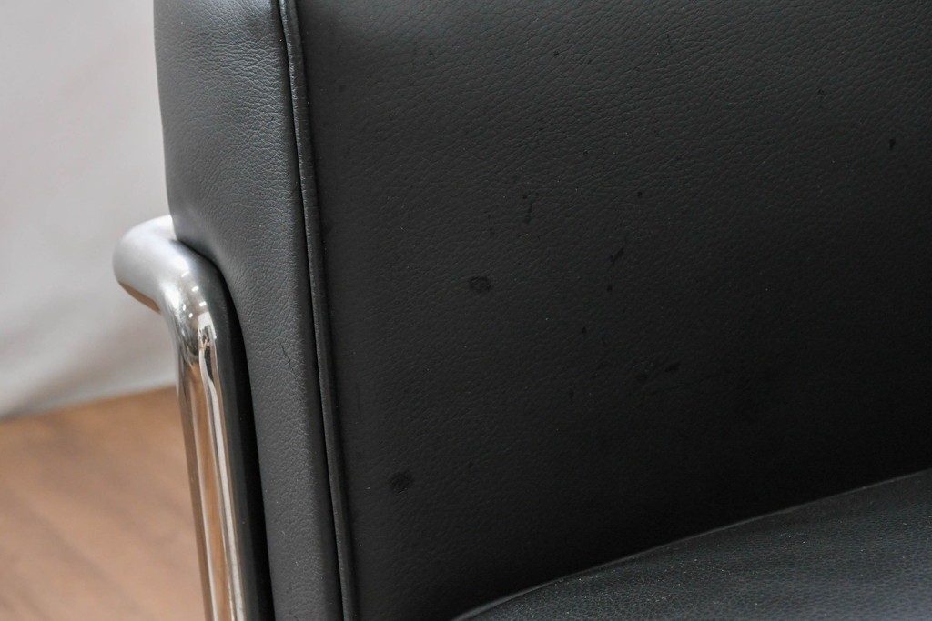 中古　美品　Cassina(カッシーナ)　ル・コルビュジエ(Le Corbusier)　LC3　GRAND CONFORT, GRAND MODELE(グランコンフォール グランモデル)　本革製　黒い張地と金属フレームの対比が際立つモダンな1人掛けソファ　定価約137万円　(R-090595)