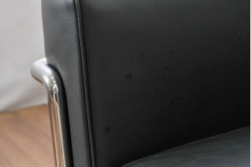 中古　美品　Cassina(カッシーナ)　ル・コルビュジエ(Le Corbusier)　LC3　GRAND CONFORT, GRAND MODELE(グランコンフォール グランモデル)　本革製　黒い張地と金属フレームの対比が際立つモダンな1人掛けソファ　定価約137万円　(R-090595)