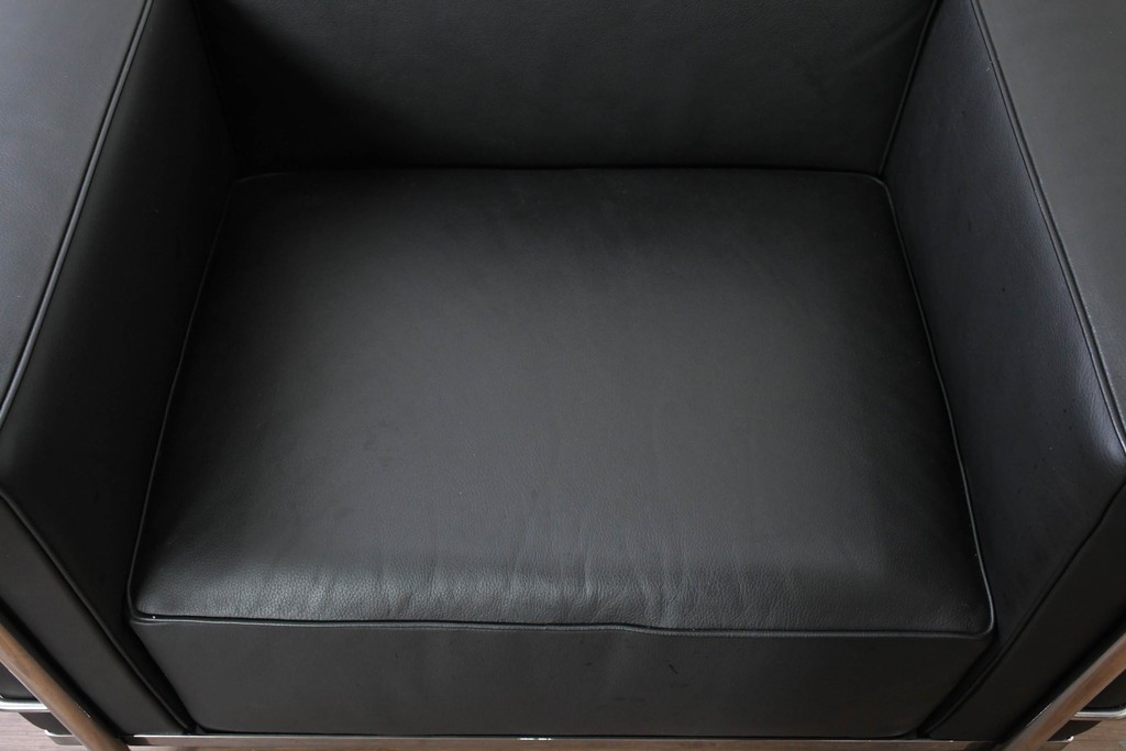 中古　美品　Cassina(カッシーナ)　ル・コルビュジエ(Le Corbusier)　LC3　GRAND CONFORT, GRAND MODELE(グランコンフォール グランモデル)　本革製　黒い張地と金属フレームの対比が際立つモダンな1人掛けソファ　定価約137万円　(R-090595)