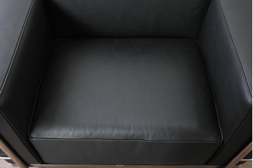 中古　美品　Cassina(カッシーナ)　ル・コルビュジエ(Le Corbusier)　LC3　GRAND CONFORT, GRAND MODELE(グランコンフォール グランモデル)　本革製　黒い張地と金属フレームの対比が際立つモダンな1人掛けソファ　定価約137万円　(R-090595)
