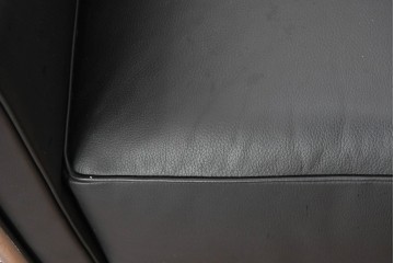 中古　美品　Cassina(カッシーナ)　ル・コルビュジエ(Le Corbusier)　LC3　GRAND CONFORT, GRAND MODELE(グランコンフォール グランモデル)　本革製　黒い張地と金属フレームの対比が際立つモダンな1人掛けソファ　定価約137万円　(R-090595)